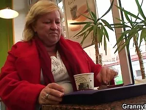 Hot blonde genießt l ...