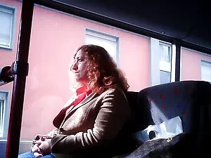 Dicke Brünette reibt ...