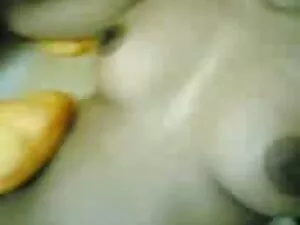 Eine ältere Frau bed ...